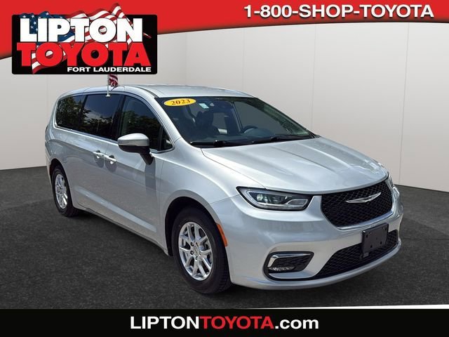 2023 Chrysler Pacifica Touring L's photo