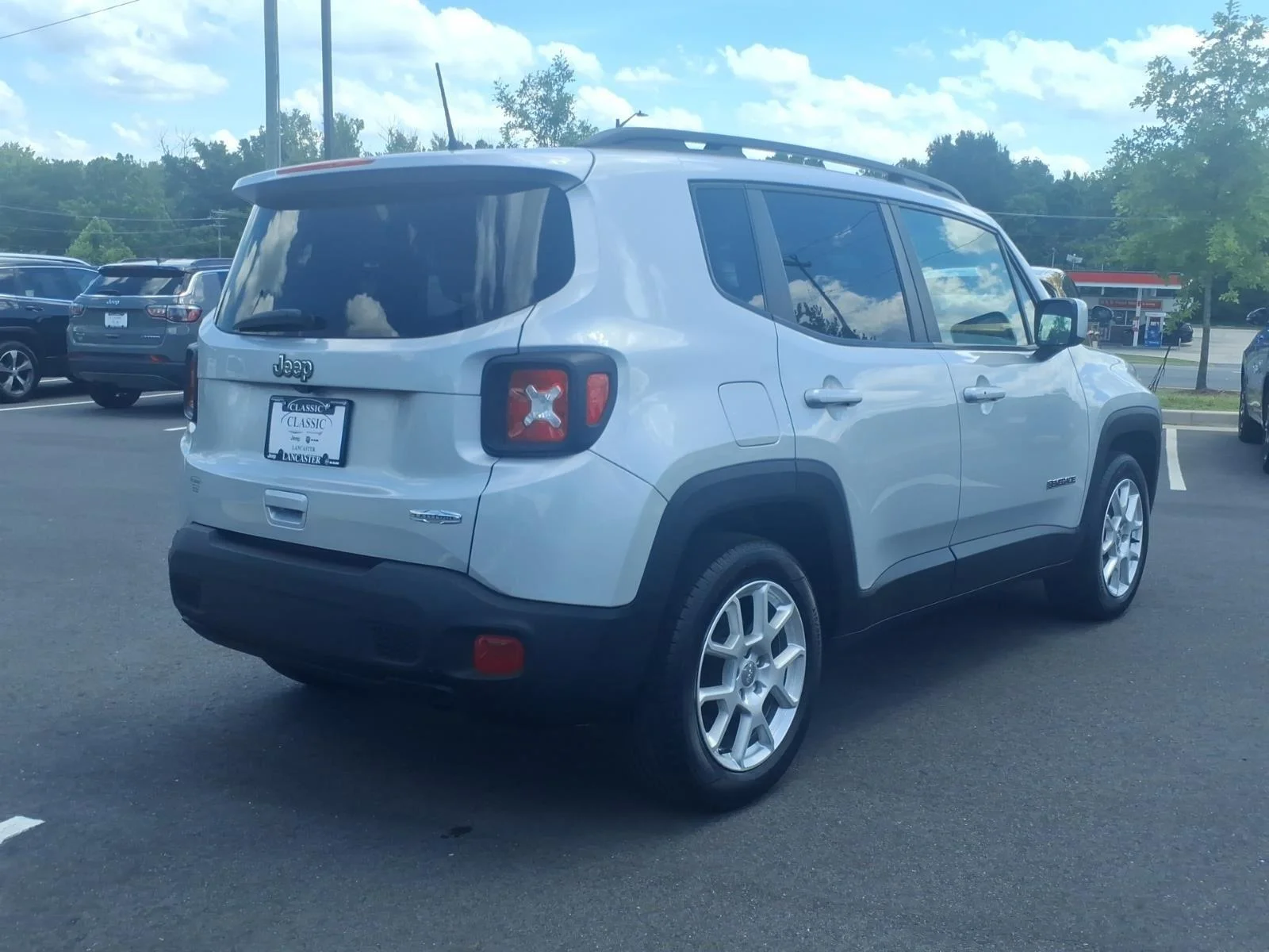 Used 2019 Glacier Metallic Clearcoat Jeep Latitude image 2