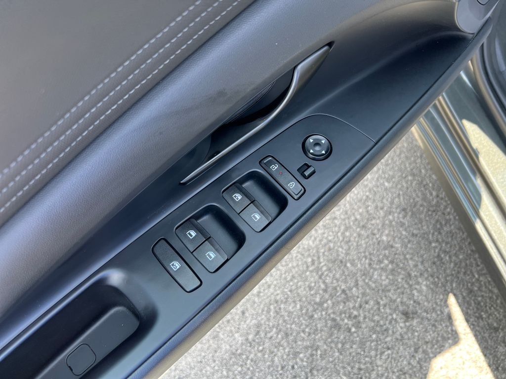 Used 2025 Gray Hyundai SEL Sport image 11