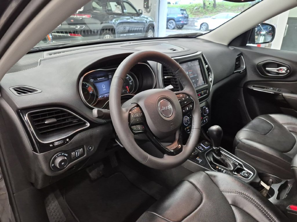 Used 2023 Gray Jeep Altitude image 12