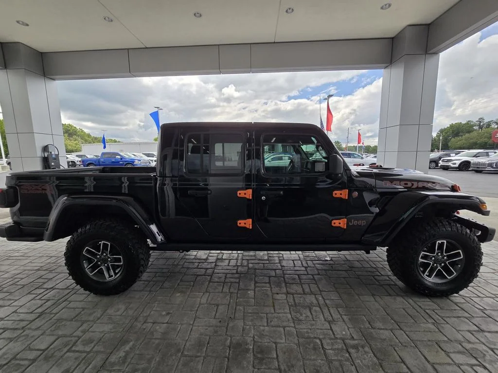 Used 2025 Black Clearcoat Jeep Mojave X image 8