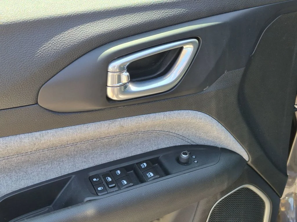 Used 2024 Gray Jeep Latitude image 11