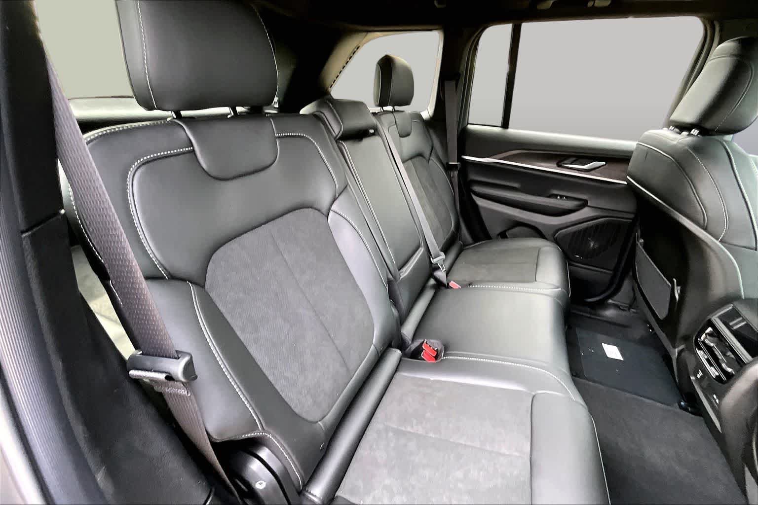New 2026 Baltic Gray Metallic Clear-Coat Exterior Paint Jeep Laredo Altitude image 23