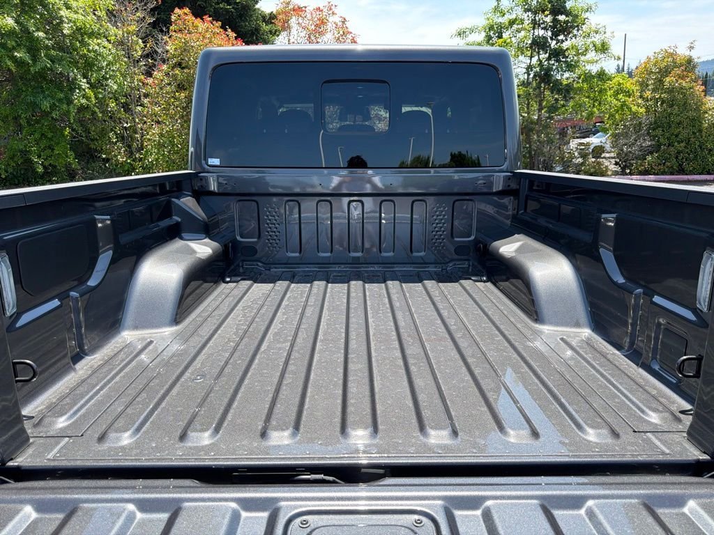 New 2026 Granite Crystal Metallic Clear-Coat Exterior Paint Jeep Mojave image 11
