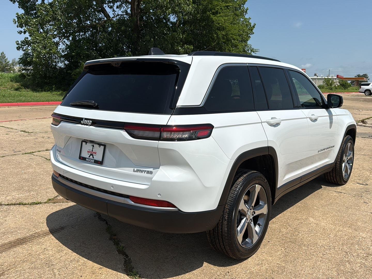 New 2026 Bright White Clear-Coat Exterior Paint Jeep Limited image 7