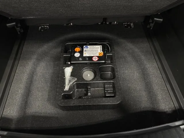 Used 2024  Jeep Limited image 40