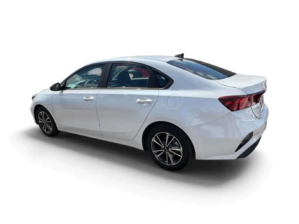 Used 2023 White Kia LXS image 9