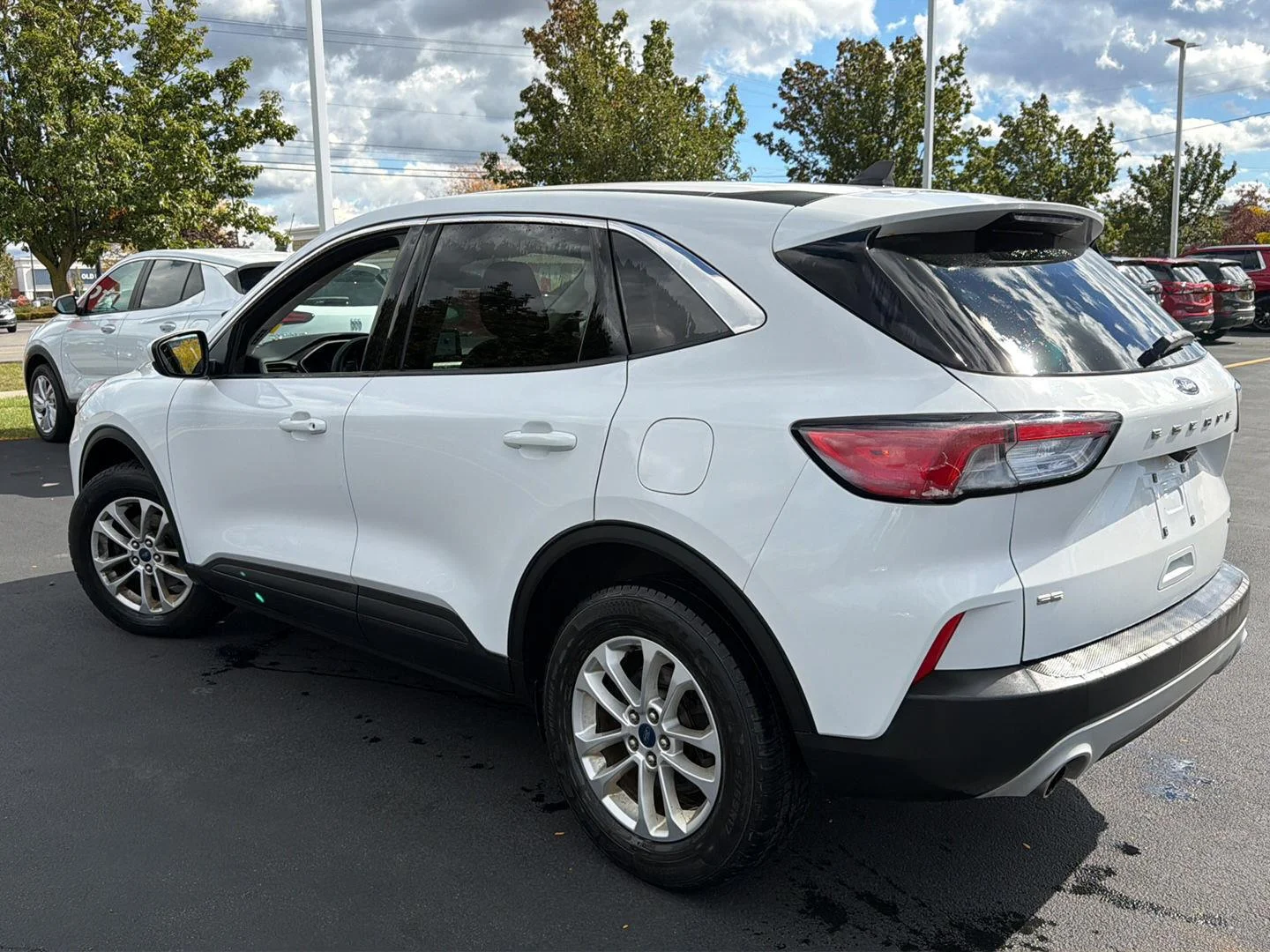 Used 2021 Oxford White Ford SE image 4