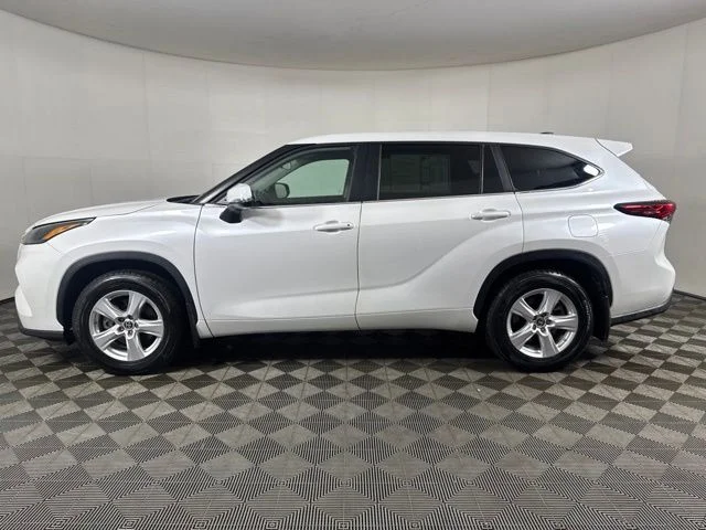 Used 2023 Pearl Toyota LE image 7