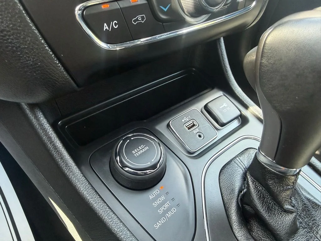 Used 2022 Gray Jeep Latitude Lux image 24