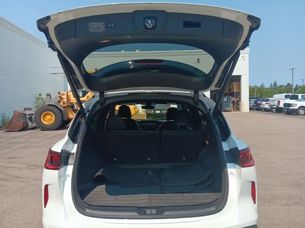 Used 2025 Radiant White INFINITI SPORT image 27
