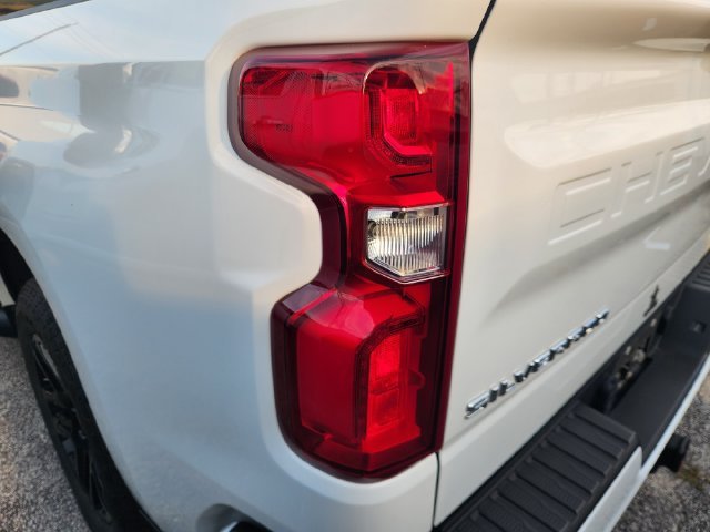 Used 2025 Summit White Chevrolet RST image 6