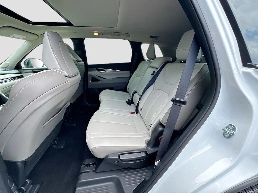 Certified Used 2026 White INFINITI LUXE image 27