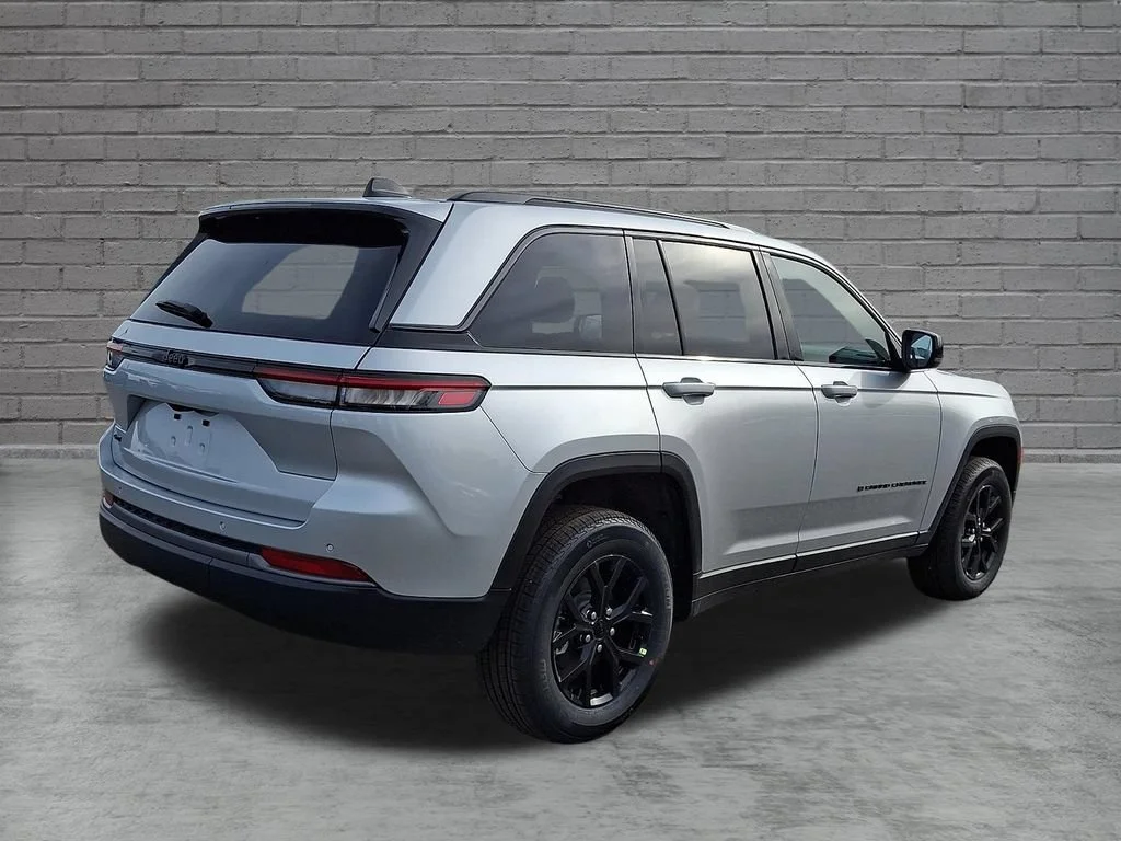 New 2026 Silver Zynith Jeep Laredo Altitude image 8