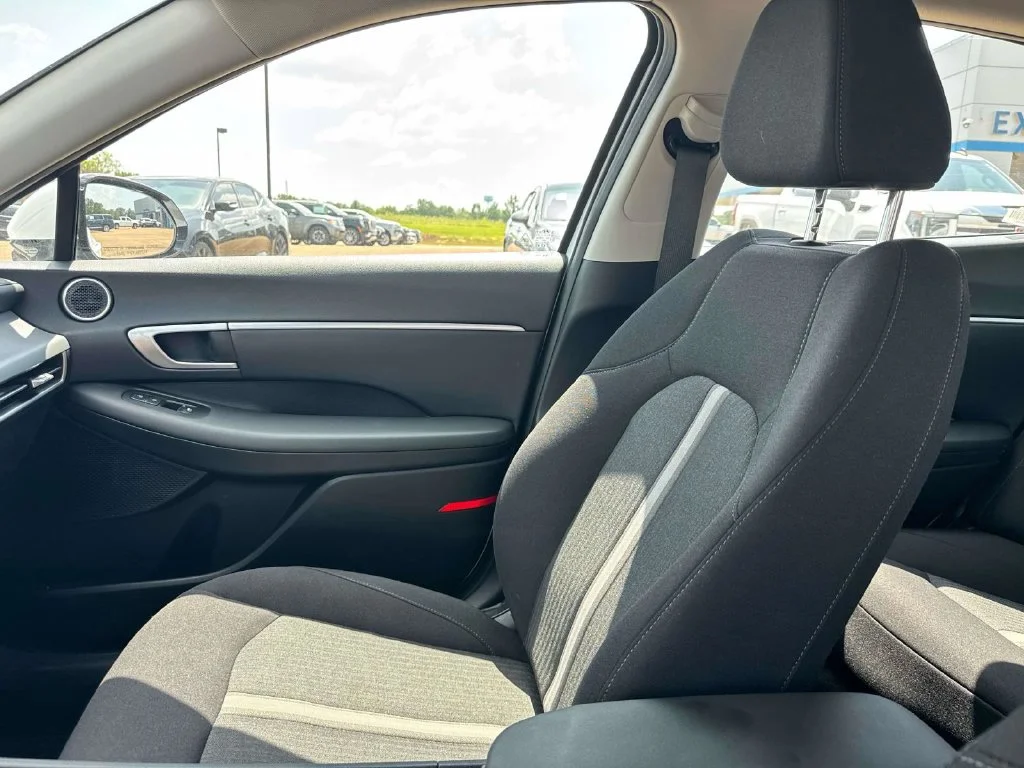 Used 2025 White Hyundai SEL image 22