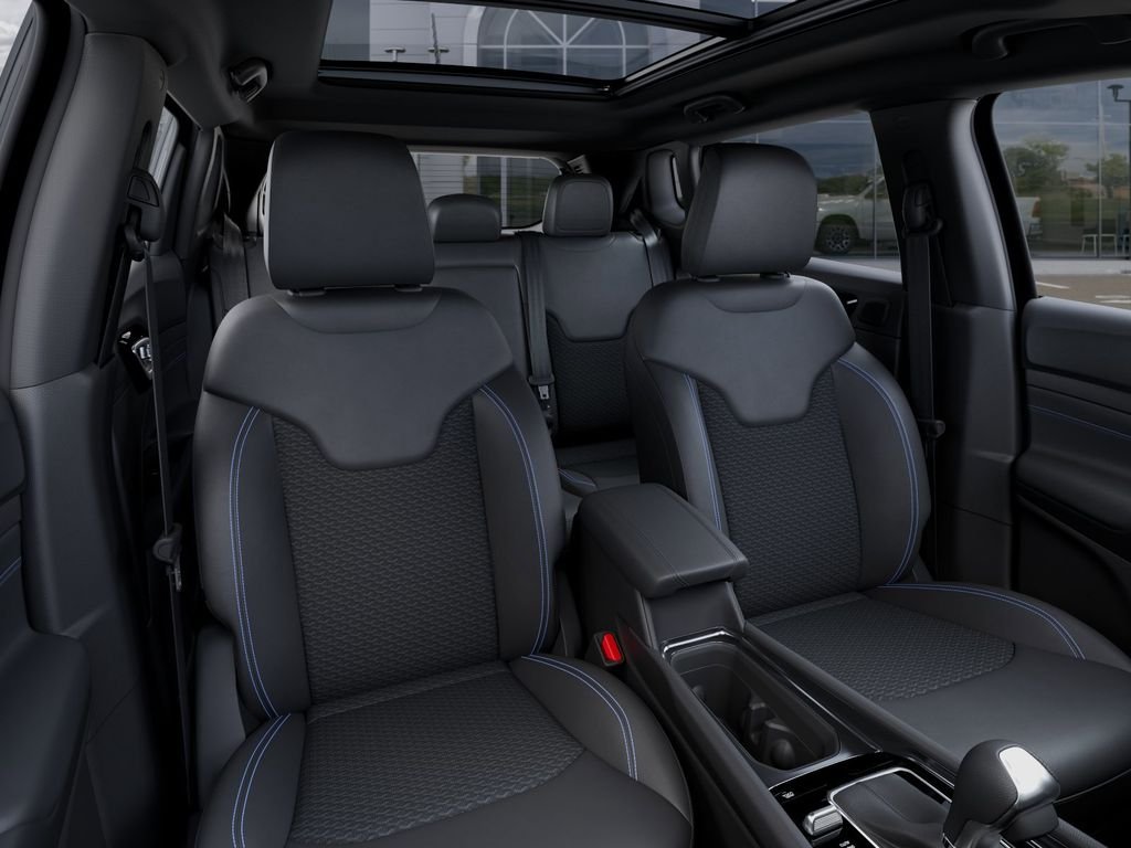 New 2026 Bright White Clearcoat Jeep Latitude image 16