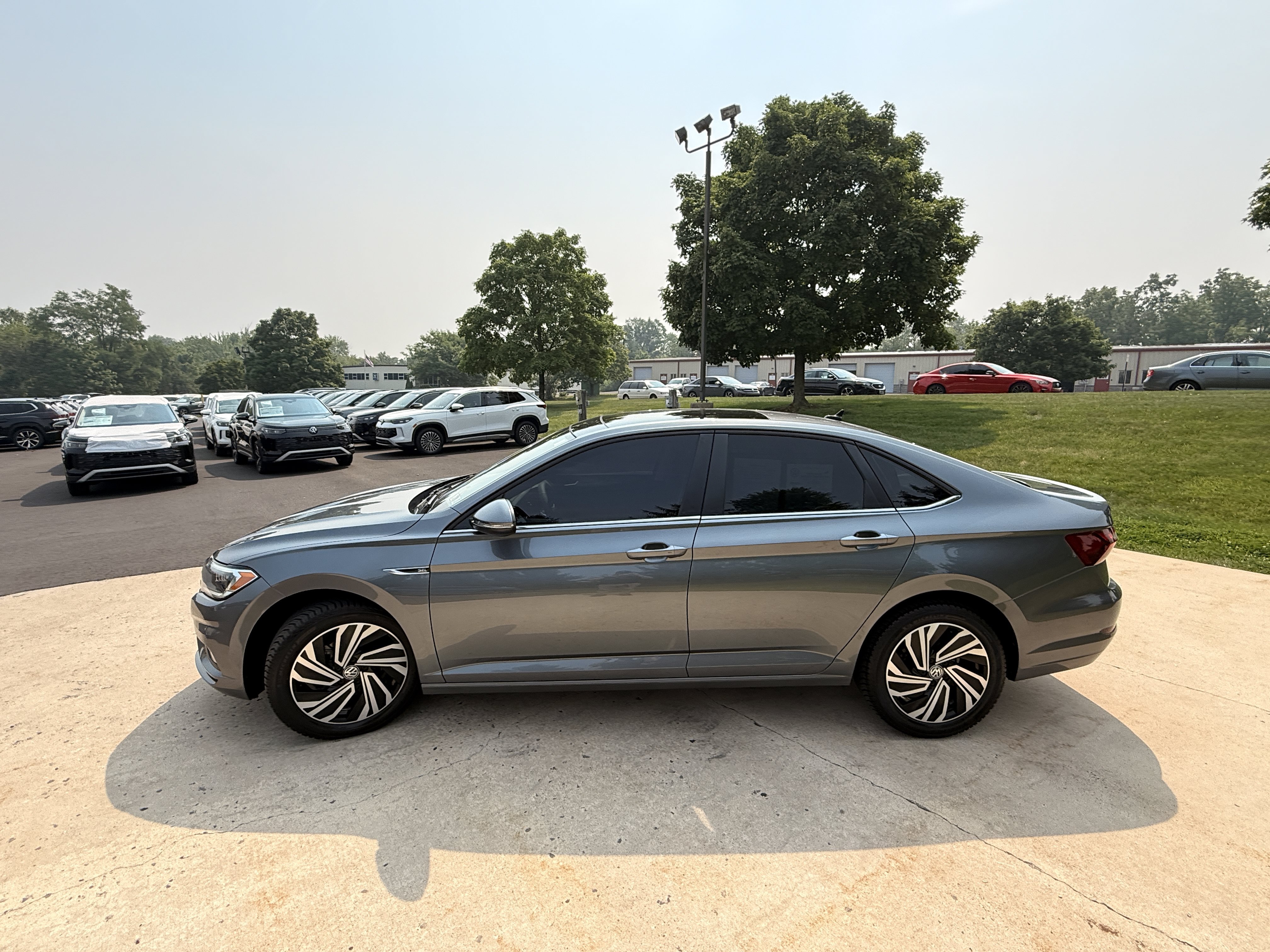 Used 2021  Volkswagen SEL Premium image 11