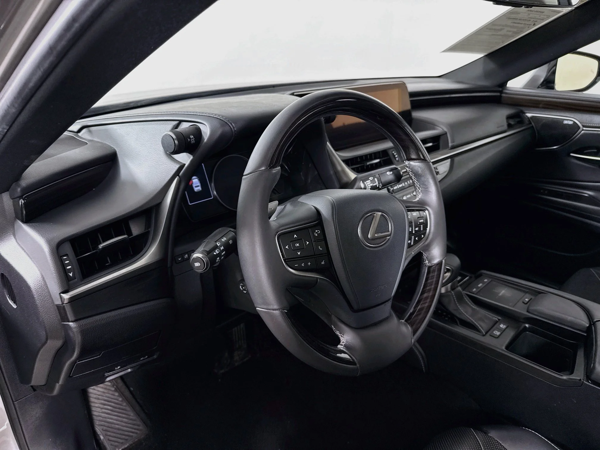 Used 2019 Silver Lexus 300h Luxury image 9