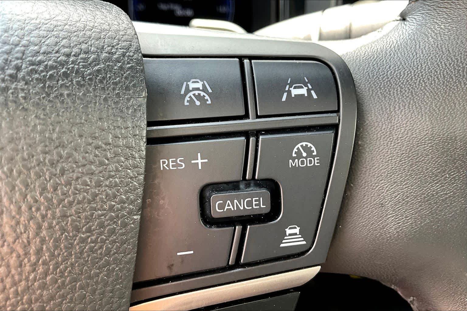 Used 2025 Wind Chill Pearl Toyota XSE image 33