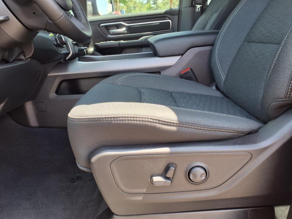New 2025 Diamond Black Crystal Pearl-Coat Exterior Paint RAM Big Horn image 6