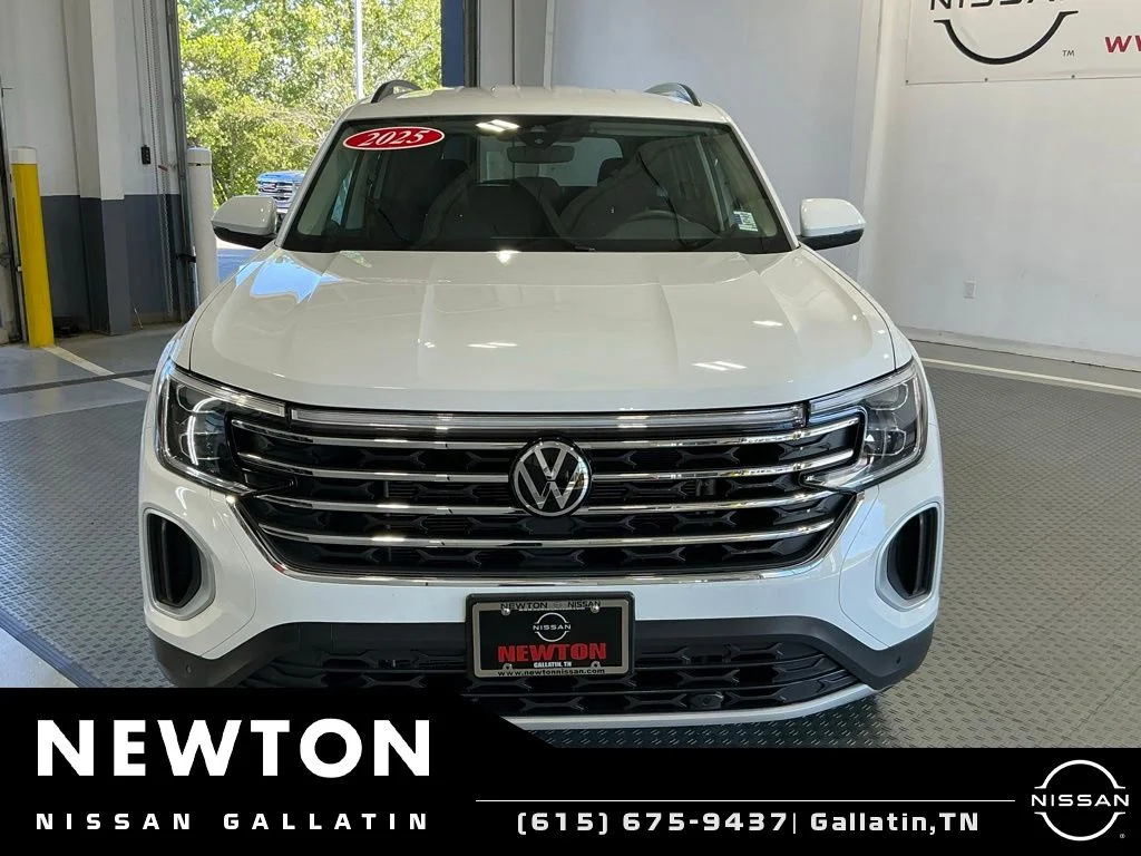 Used 2025 White Volkswagen 2.0T SE w/Technology image 25