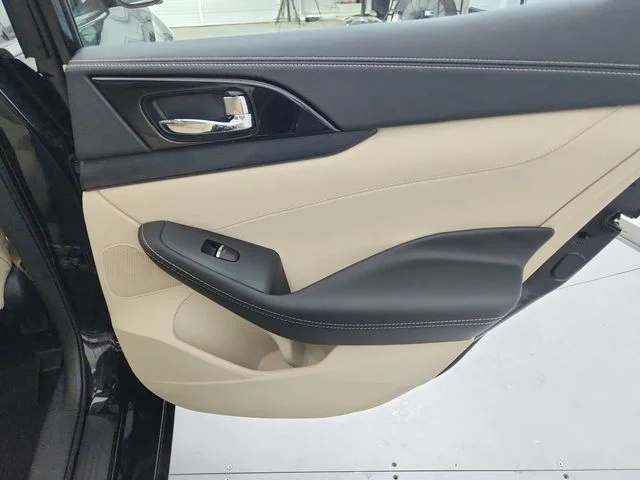 Used 2022 Black Nissan Platinum image 43