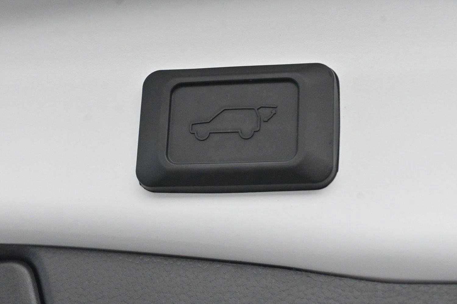 Used 2022 White Toyota XLE image 10