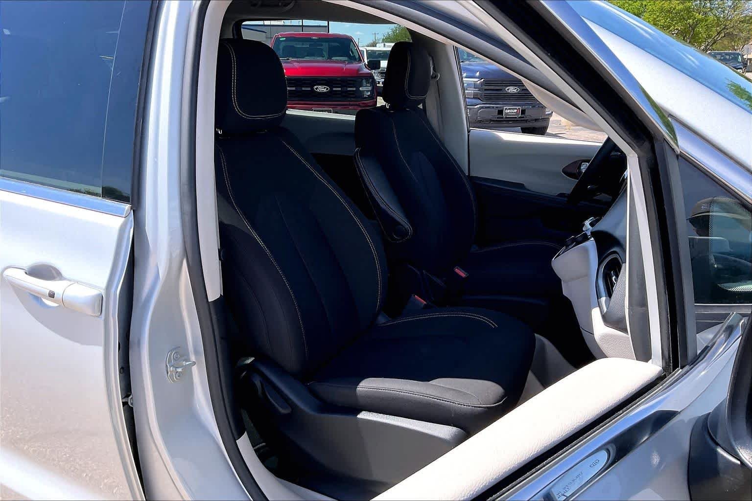Used 2024 Silver Mist Clearcoat Chrysler LX image 9