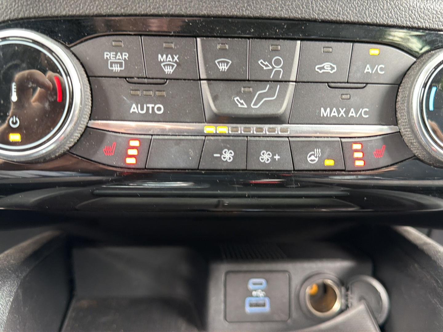 Used 2022 Iced Blue Silver Ford SE image 4