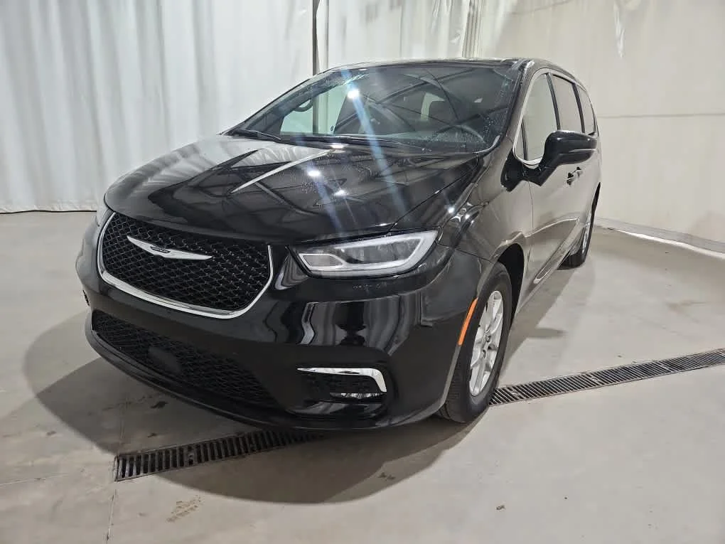 2025 Chrysler Pacifica Select's photo