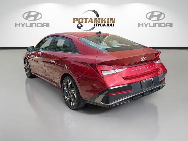 Used 2025 Red Hyundai SEL Convenience image 7