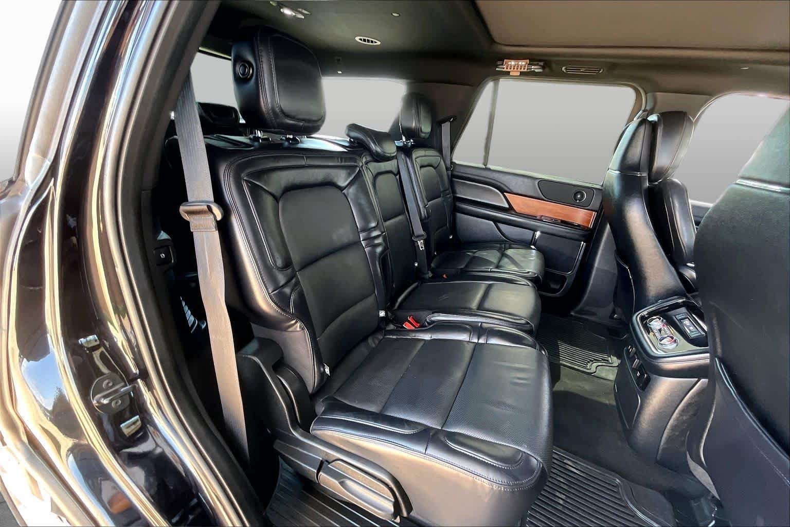 Used 2019 Infinite Black Metallic Lincoln Select image 18