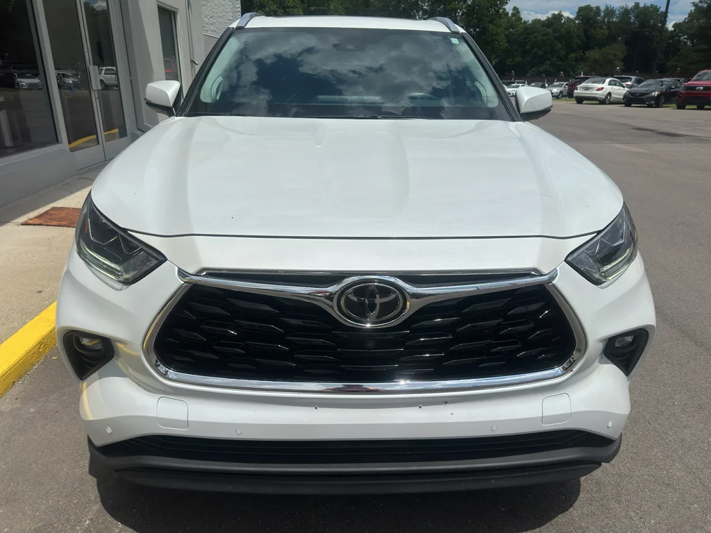 Used 2022 Wind Chill Pearl Toyota Limited image 2