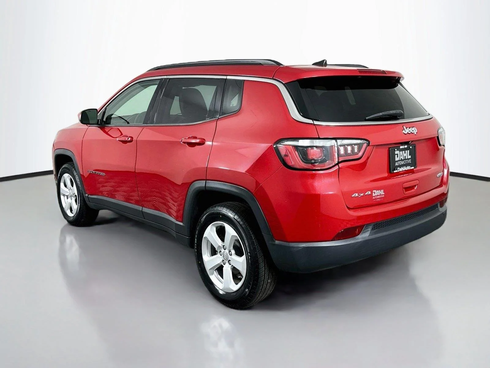 Used 2019 Redline Pearlcoat Jeep Latitude image 10