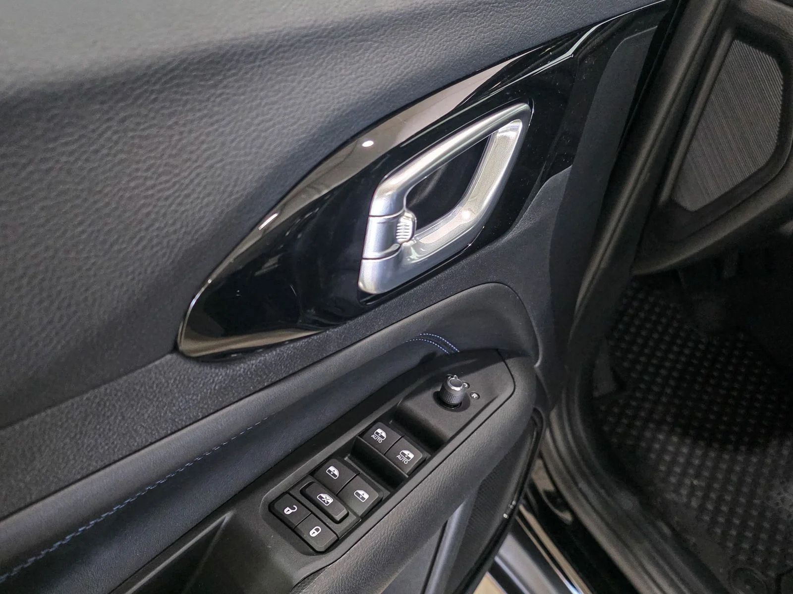 New 2026 Diamond Black Crystal Pearl-Coat Exterior Paint Jeep Latitude image 19