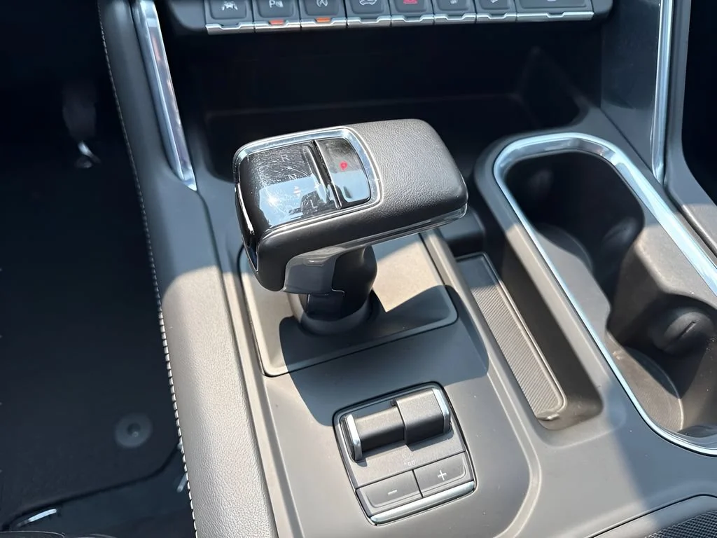 Used 2022 White Frost Tricoat GMC Denali image 19