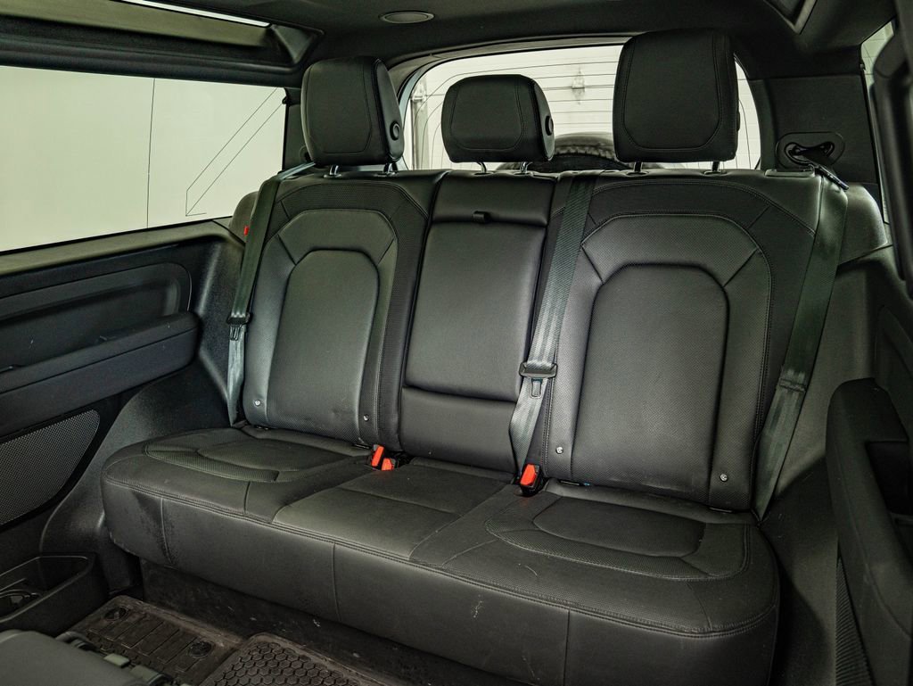 Used 2023 White Land Rover X-Dynamic SE image 32