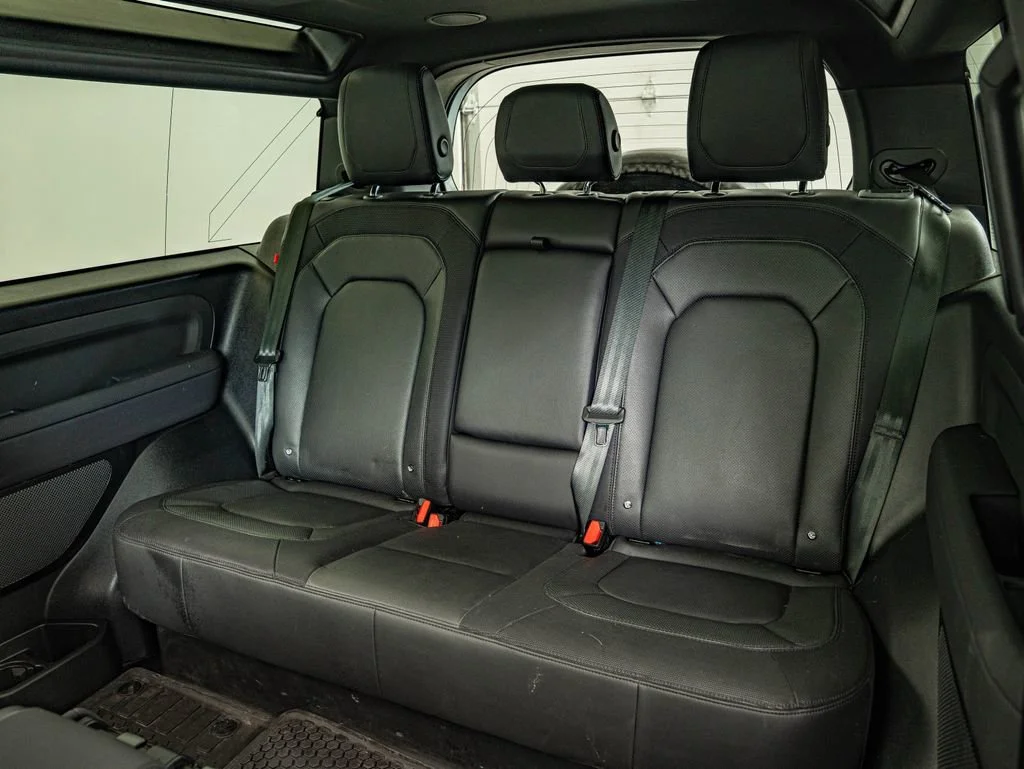Used 2023 White Land Rover X-Dynamic SE image 32