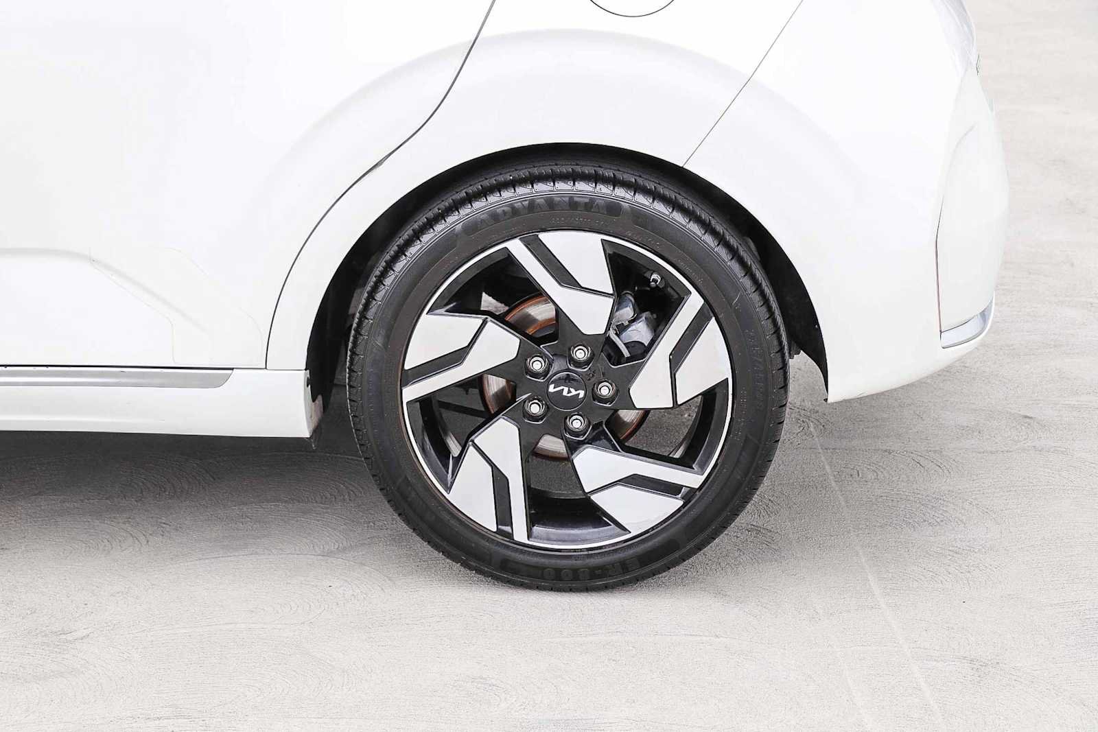 Used 2023 Snow White Pearl Kia GT-Line image 13