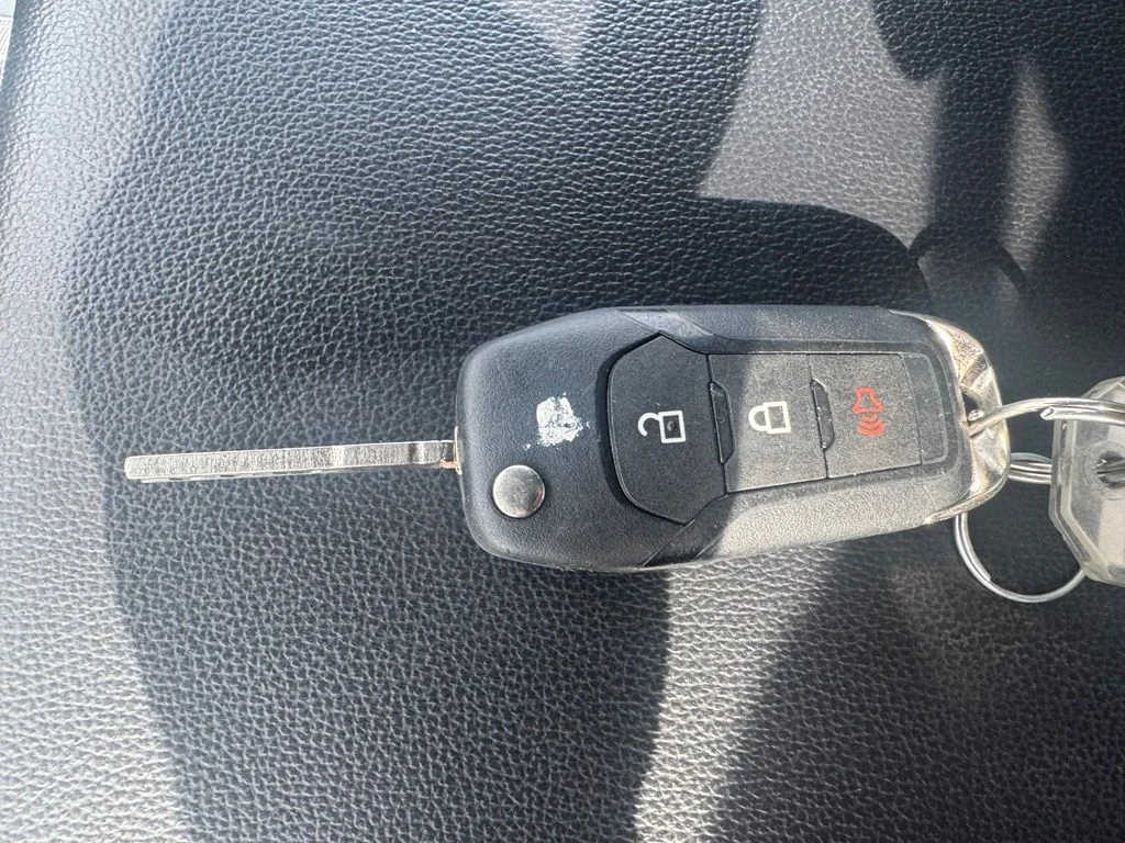 Used 2025 Oxford White Ford XLT image 12