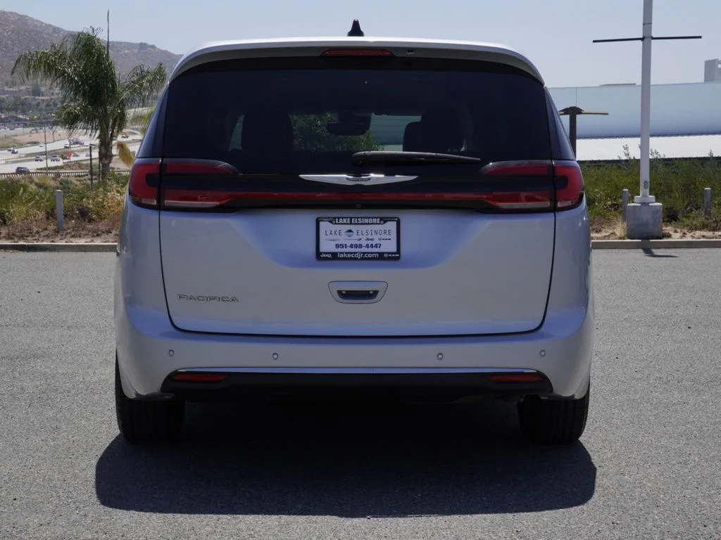 2023 Chrysler Pacifica Touring L - Photo 4
