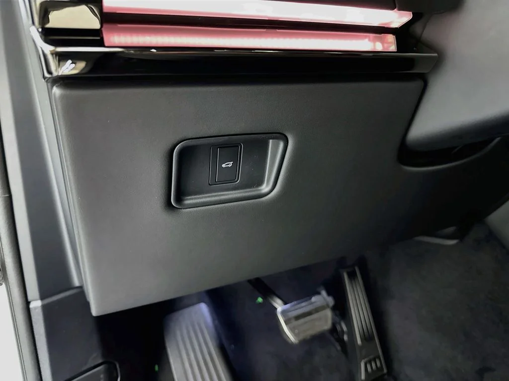 New 2026 Fuji White Land Rover Dynamic SE image 10