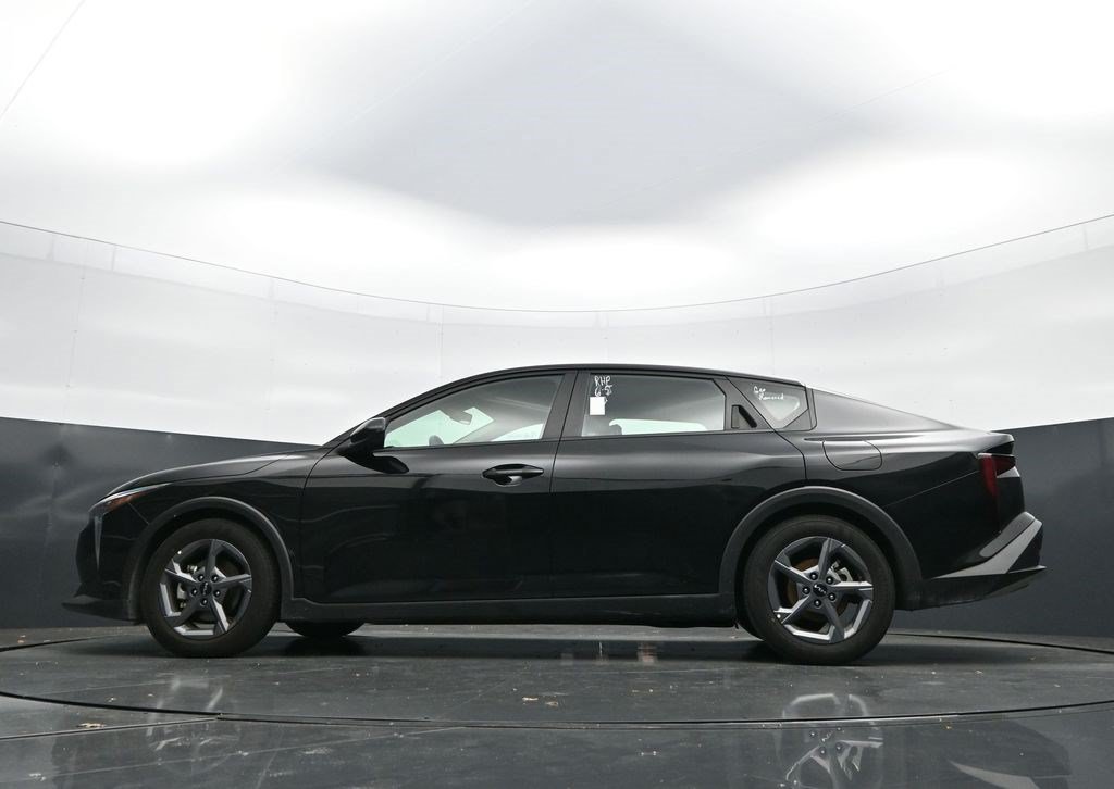 Used 2025 Aurora Black Pearl Kia LXS image 35