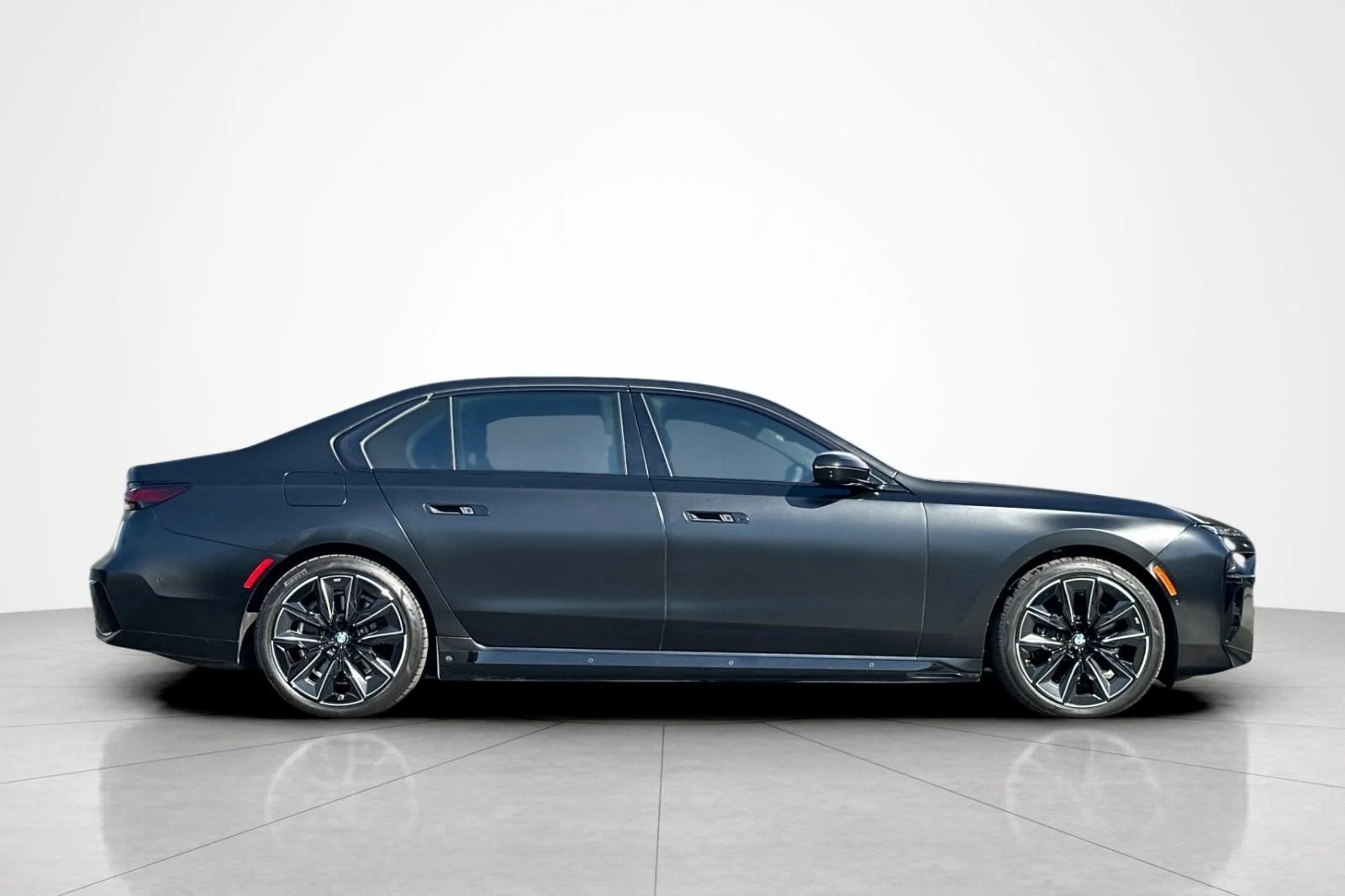 Used 2023 Special Order Color BMW xDrive60 image 6