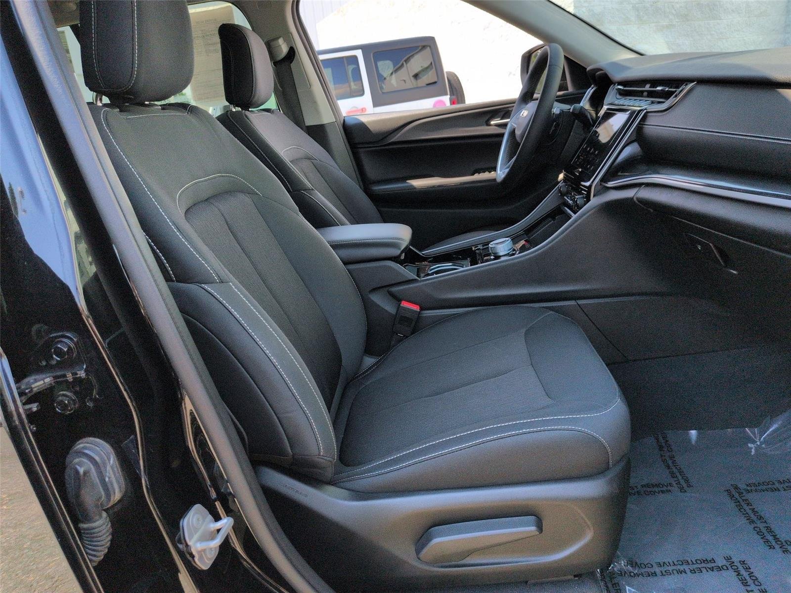 Used 2023 Diamond Black Crystal Pearlcoat Jeep Laredo image 35