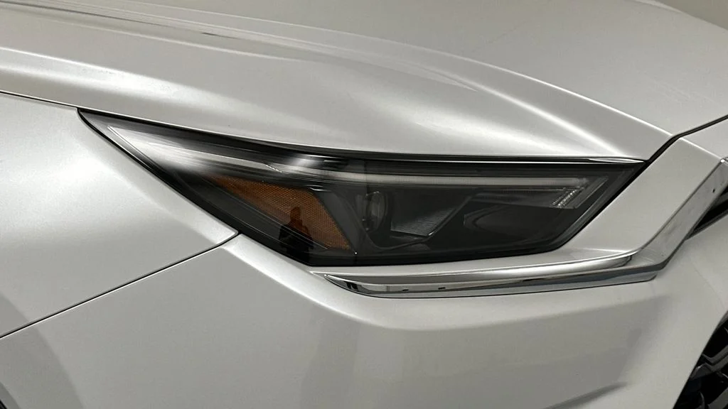 Used 2025  Toyota Limited image 26