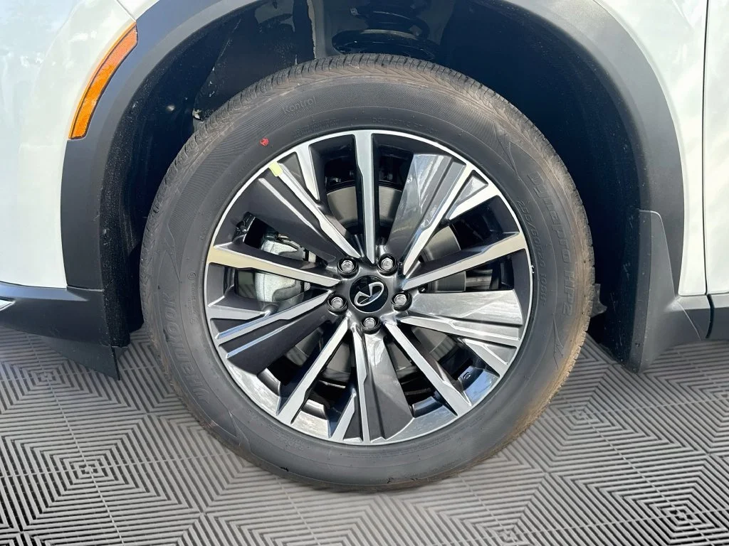 New 2027 RADIANT WHITE INFINITI Luxe FWD image 35
