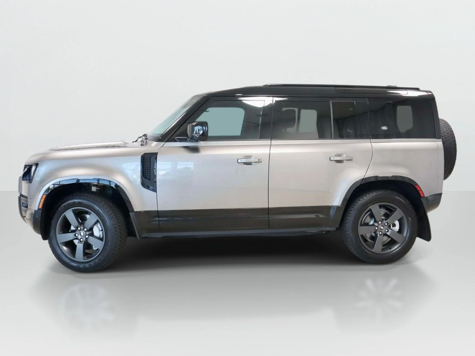 Used 2024 Silicon Silver Premium Metallic Land Rover X-Dynamic SE image 2