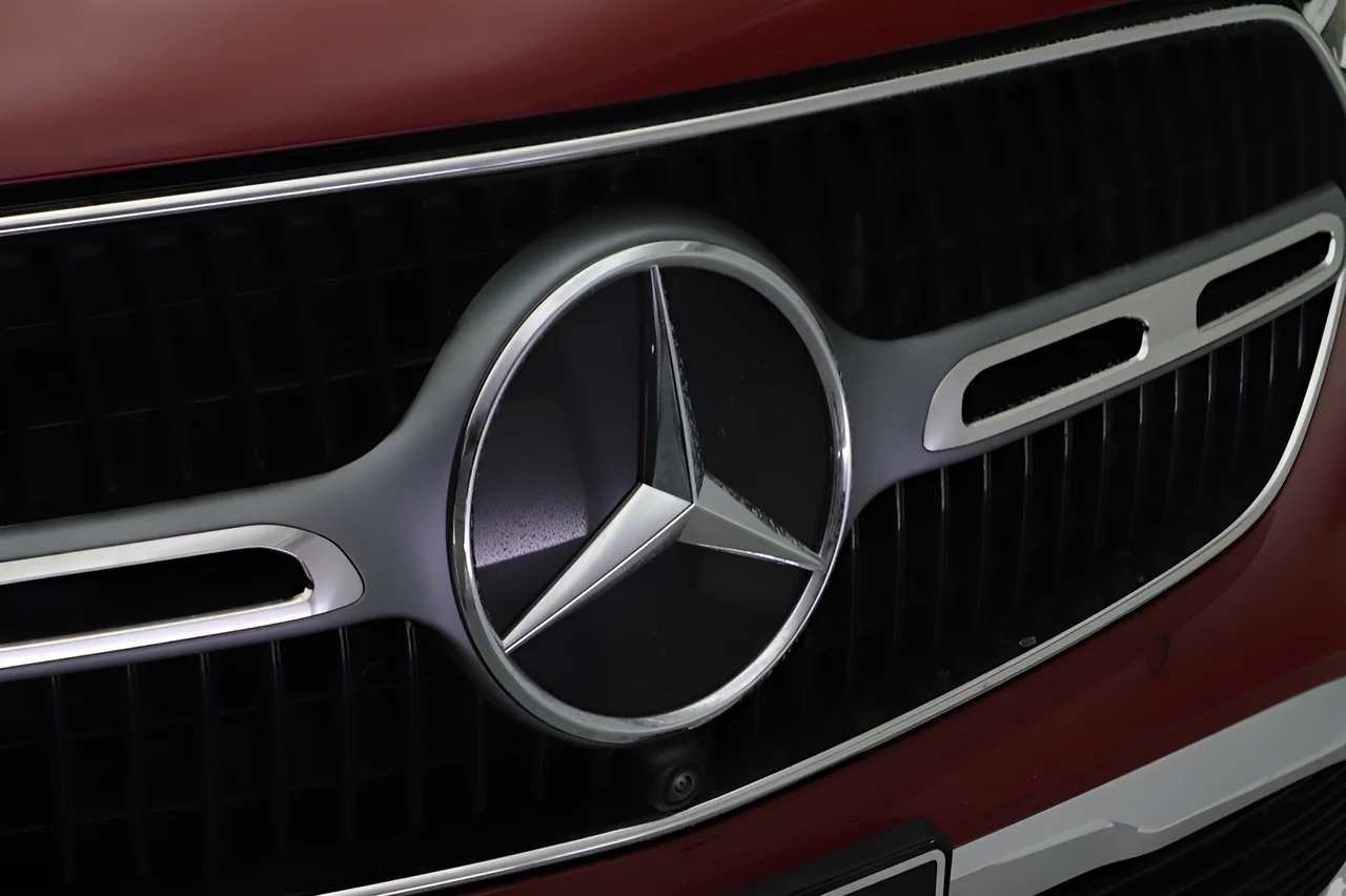 Used 2025 Red Mercedes-Benz 350e 4MATIC® image 26