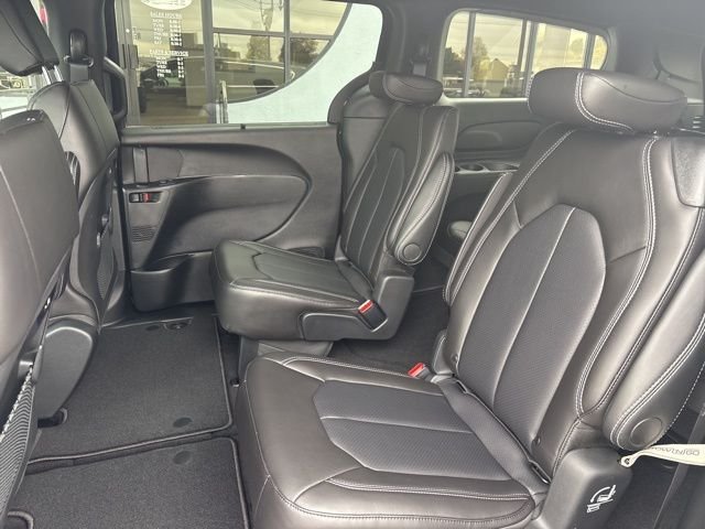 New 2026 Diamond Black Crystal Pearl-Coat Exterior Paint Chrysler Select image 16